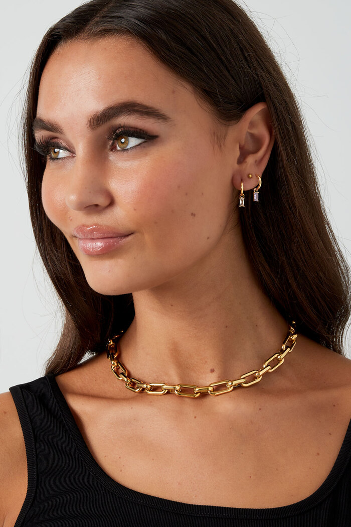 Halskette mit länglichen Gliedern und Anhängern – Gold Bild2